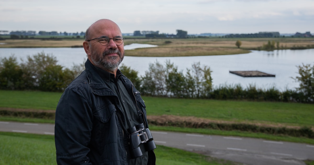 Oud-boswachter Peter Maas geeft inleiding bij film Whispers in the Woods in Oostburg