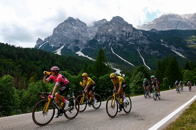 Italiaan en Colombiaan springen weg uit kopgroep, Poels en Van der Lee in achtervolging