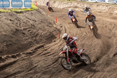 Lokale crossers genieten in Heerde van het rijden tegen de wereldtoppers