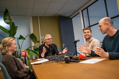 Luister | Zijn het nog demonstranten of inmiddels relschoppers op de rotonde?