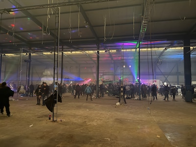 Illegale houseparty met duizenden feestgangers bezig in Beuningen, omwonenden klagen over geluidsove