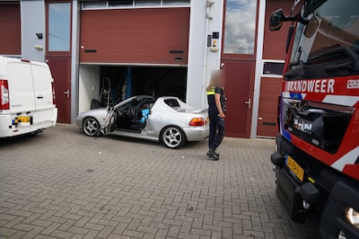 Auto en busje botsen aan Eckertstraat in Kampen