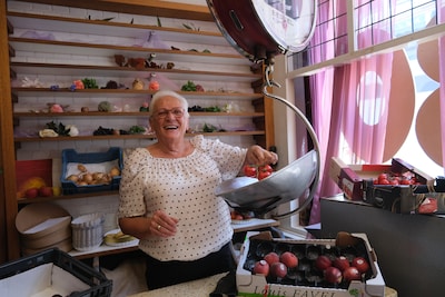 Ineke (80) staat al 55 jaar zes dagen per week in haar groente- en fruitwinkel: ‘Ik doe het zoals ik