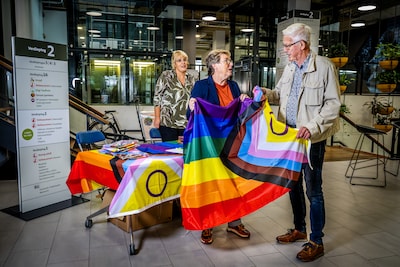 Zoetermeerders halen massaal gratis regenboogvlaggen: ‘Ik ben in elkaar geslagen omdat ik homo ben’