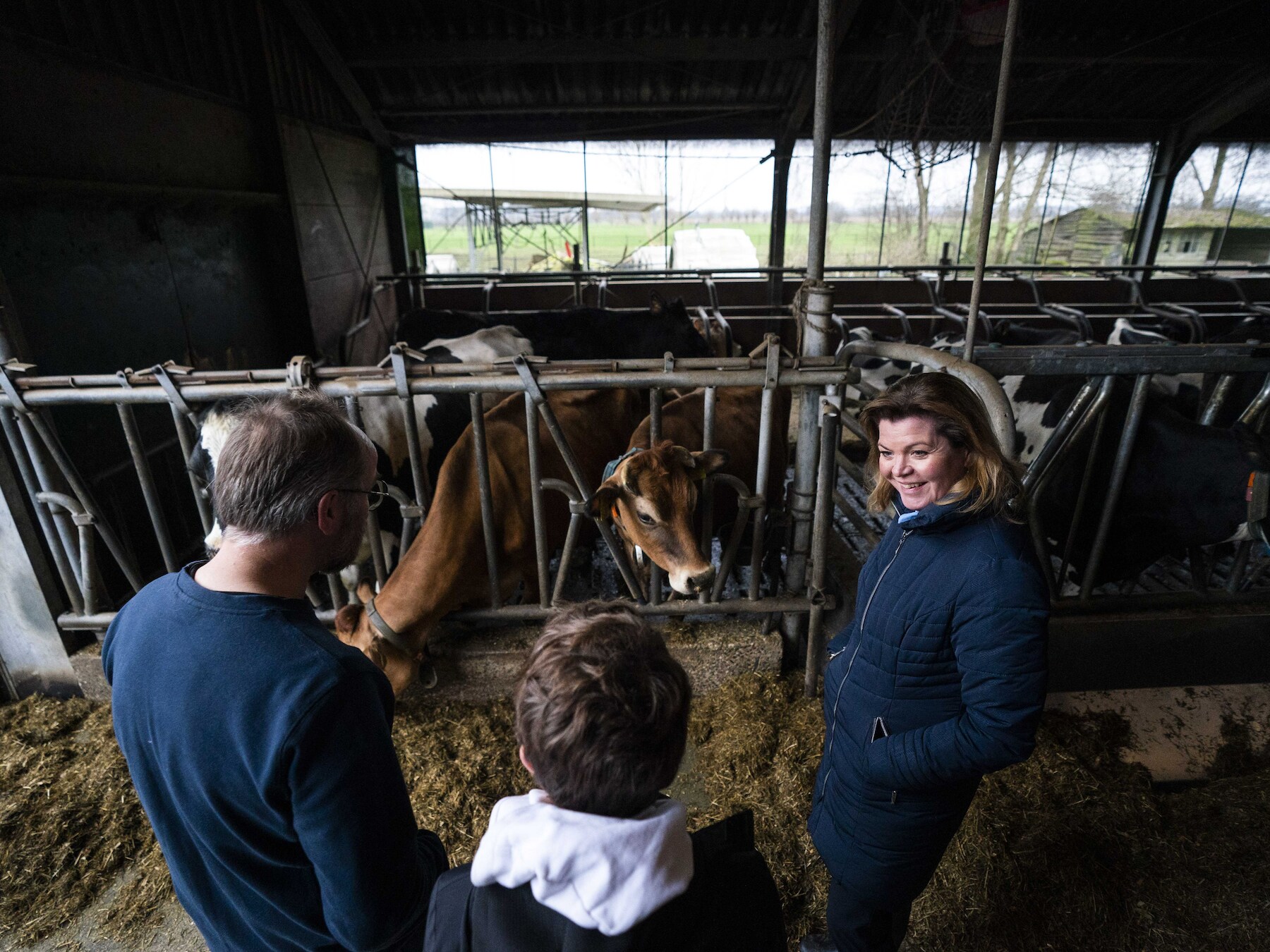 Minister Christianne van der Wal (Natuur en Stikstof) bij een boerderij, waarbij zij probeert de stikstofopgave in beeld te krijgen.