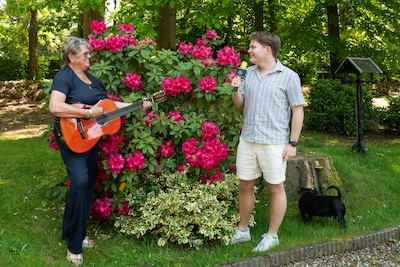 Na het verlies van zijn moeder werd de band nóg hechter: Joe en oma Marjan zingen en dansen samen do