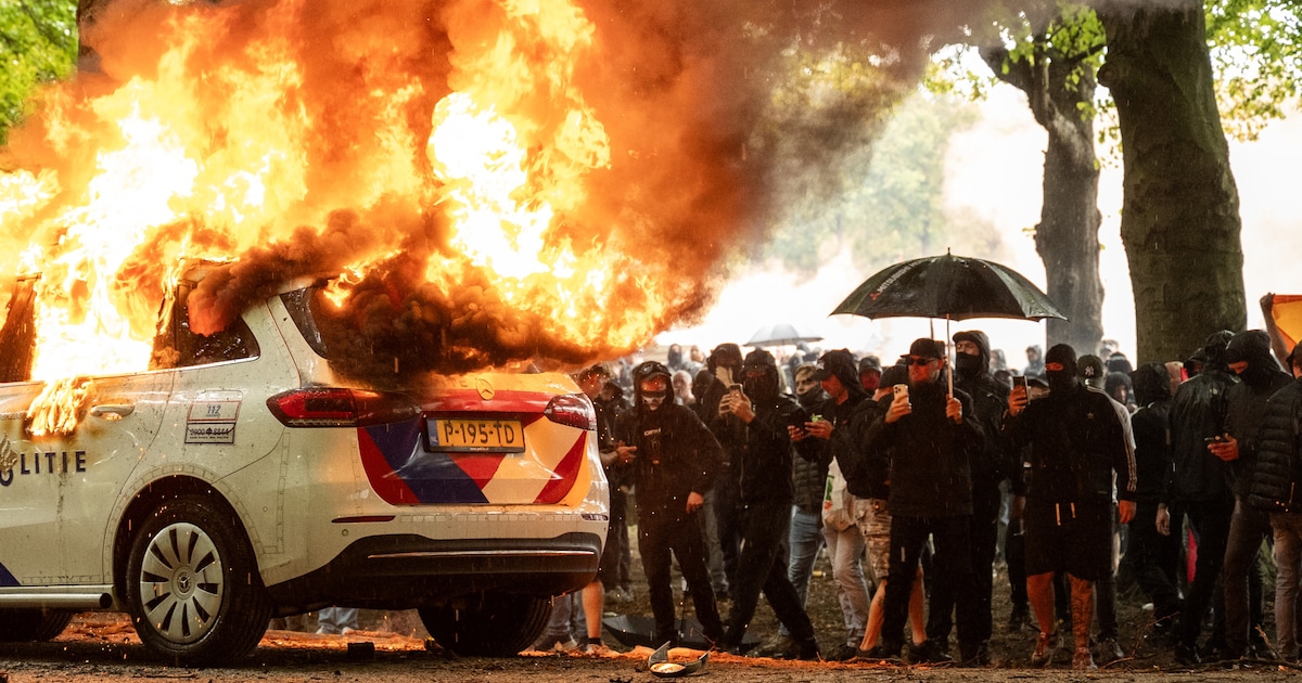 Taakstraf voor Schiedammer (44) die op uitgebrande politieauto stond en D66-kantoor vernielde