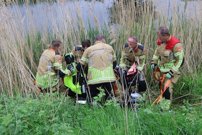 Man op scootmobiel rijdt bijna kanaal in Tiel in