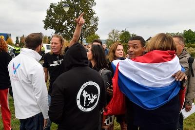 Schreeuwende man van ‘Defend Netherlands’ verstoort verder rustige demonstratie