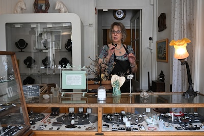 Ineens eist een wildvreemde man geld of sieraden: dappere juwelier werkt hem de zaak uit
