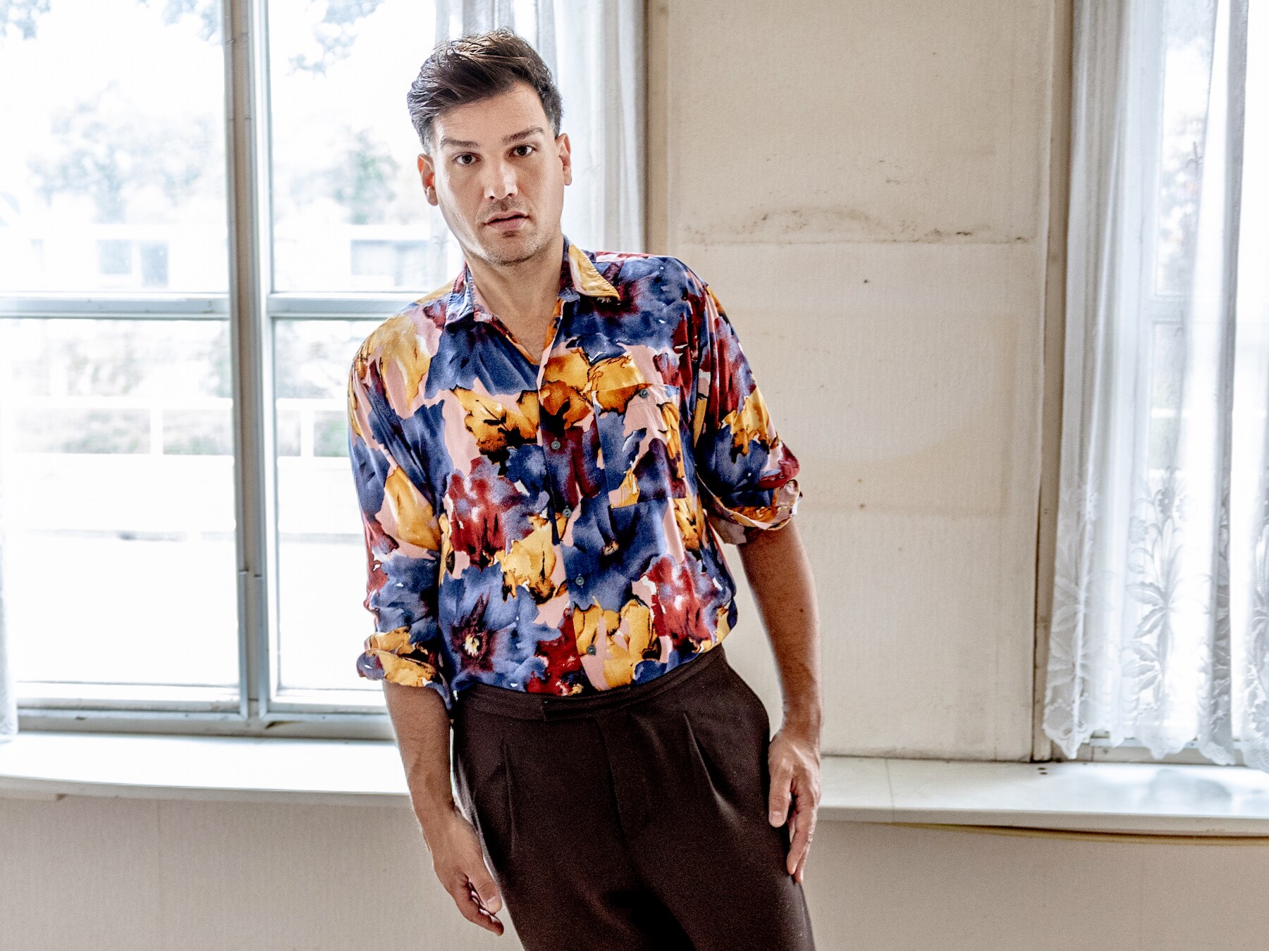 Jeugdjournaal-presentator Lucas heeft PTSS: ‘Als ik mijn vrouw zag slapen, zag ik het ongeluk’