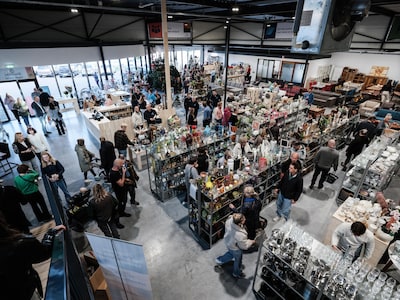 Tientallen mensen staan vóór openingstijd al in de rij voor een kringloop: ‘Het gaat niet alleen om 