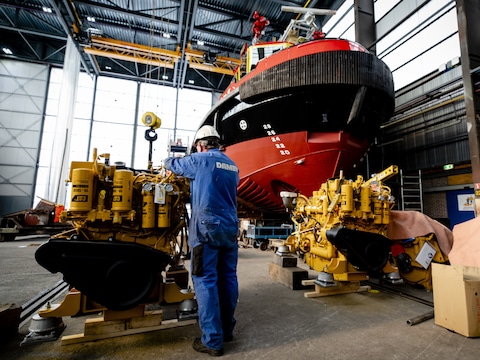 Werkzaamheden aan een schip in een loods van Damen Shipyards Group.