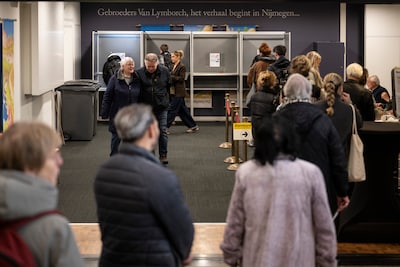 Man gooit met stempas, moeder mag na lange trip niet voor dochter stemmen: dit ging er fout op verki