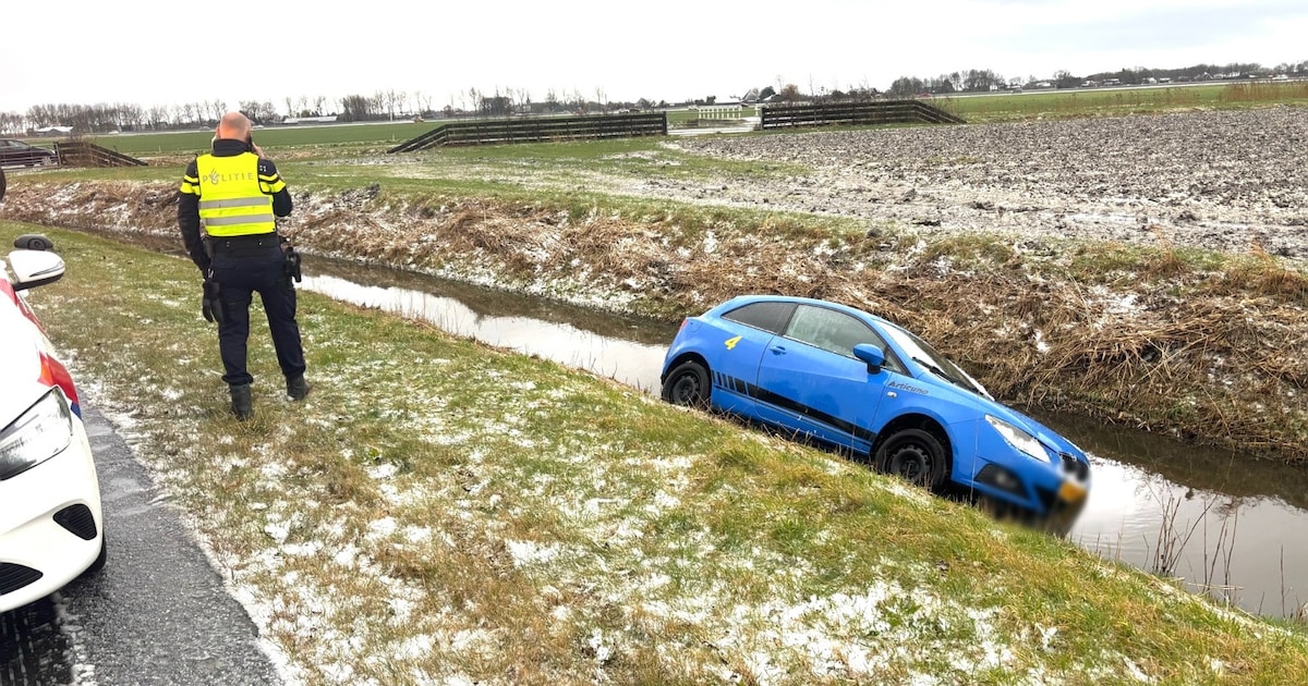 Automobilist glijdt water in langs de Slimweg in Hoogkarspel