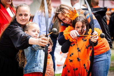 Jong en oud trekken massaal naar kleedjesmarkten in Drechtsteden, 9-jarige Abel steelt show met trom