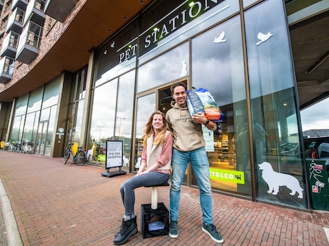 Na jarenlange leegstand is er een dierenwinkel geopend op het Stationsplein in Alphen.