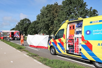 Drie mensen ernstig gewond na botsing tussen drie auto’s en een vrachtwagen in Steenwijk