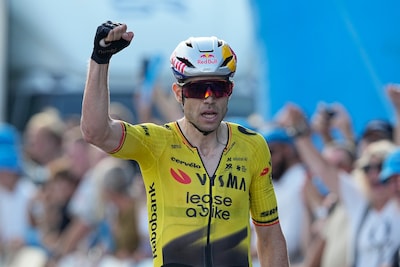 Meteen raak voor Wout van Aert bij rentree: Belg wint na mislopen Tour de France openingsrit in Denemarken