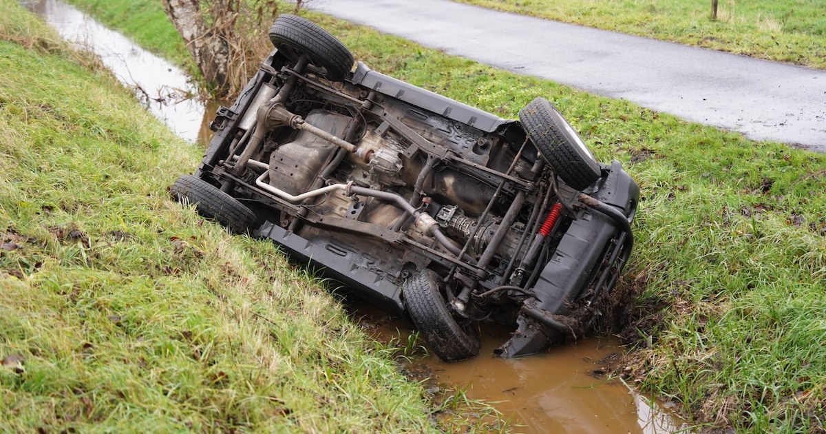 Auto belandt zijlings in sloot langs Emmalaan in Haren