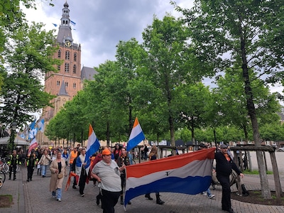 ‘Azc, weg ermee’, klinkt het luid, maar winkelend publiek vindt vooral iets van de demonstranten zel