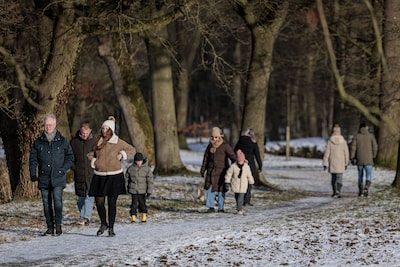 2026-01-11-14-30-07-ambt-delden-wandelaars-op-landgoed-twickel-recreanten-trekken-de-natuur-in-terwijl-de-temperaturen-zijn-gezakt-tot-een-aantal-graden-onder-nul-emiel-muijderman-anp