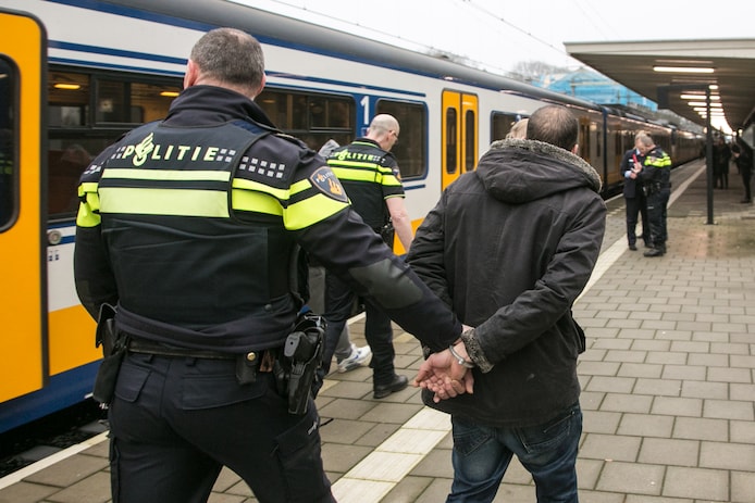 Véél minder treinreizigers, maar agressie en geweld tegen NS-medewerkers daalt nauwelijks | Binnenland | AD.nl