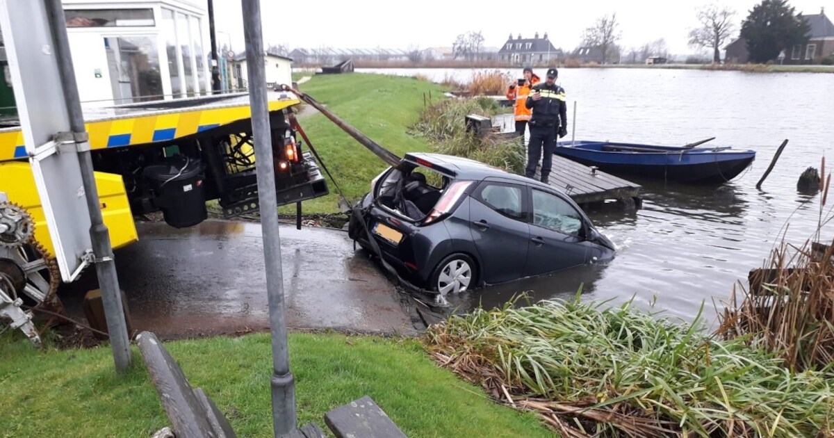 Auto rijdt de Amstel in bij Waverveen, inzittende gered