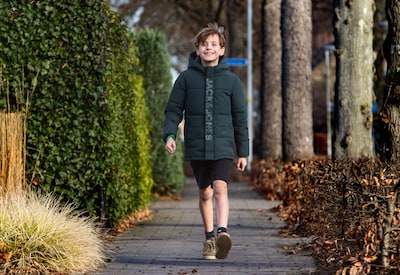 Siebe (11) loopt een jaar lang in korte broek: ‘Soms kwam hij met blauwe benen thuis’