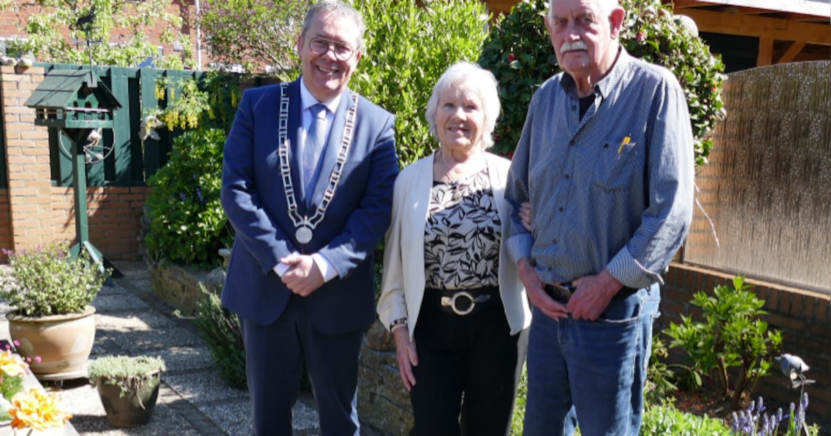 Echtpaar Schakel-Hensen uit Maasbracht zestig jaar getrouwd, burgemeester brengt bezoek