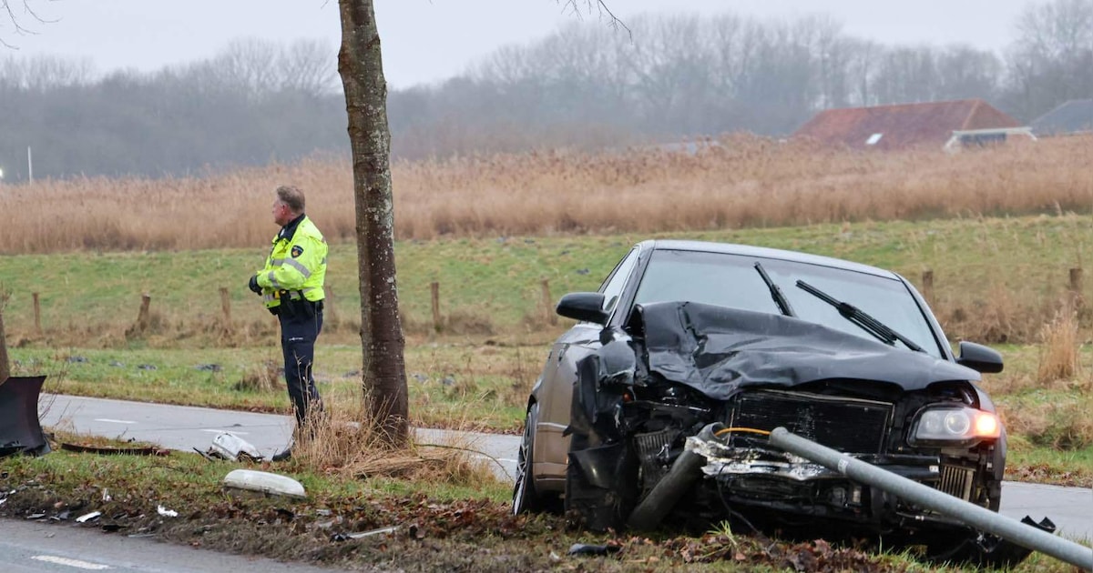 Gewonde nadat auto tegen lantaarnpaal crasht langs N967 bij Winschoten