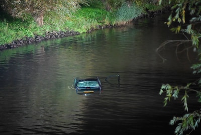 Auto belandt in kanaal in Waalwijk, inzittenden komen met de schrik vrij