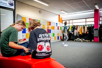 Trainingspakken, korte rokjes en croptops: wat vind jij van kledingregels op school?