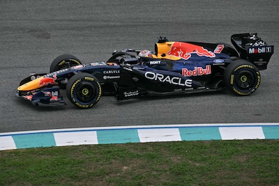 Rode vlag zorgt voor zeer korte onderbreking, Max Verstappen voor het eerst naar buiten