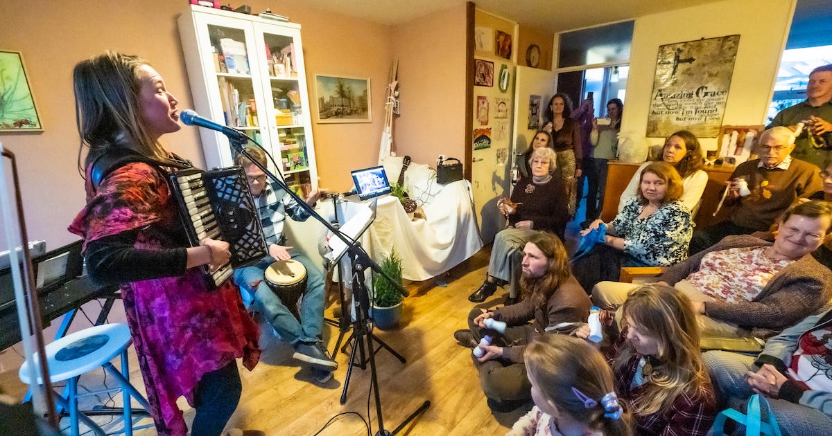 Ilse zingt liedjes van onlangs overleden man tijdens Gluren bij de Buren: ‘Hij moet hier voortleven 