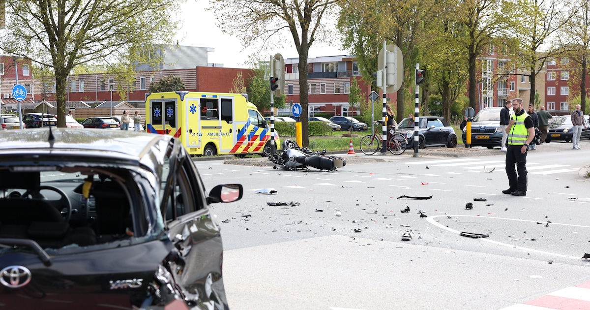 Motorrijder zwaargewond na botsing met auto op de Van Swietenlaan in Groningen
