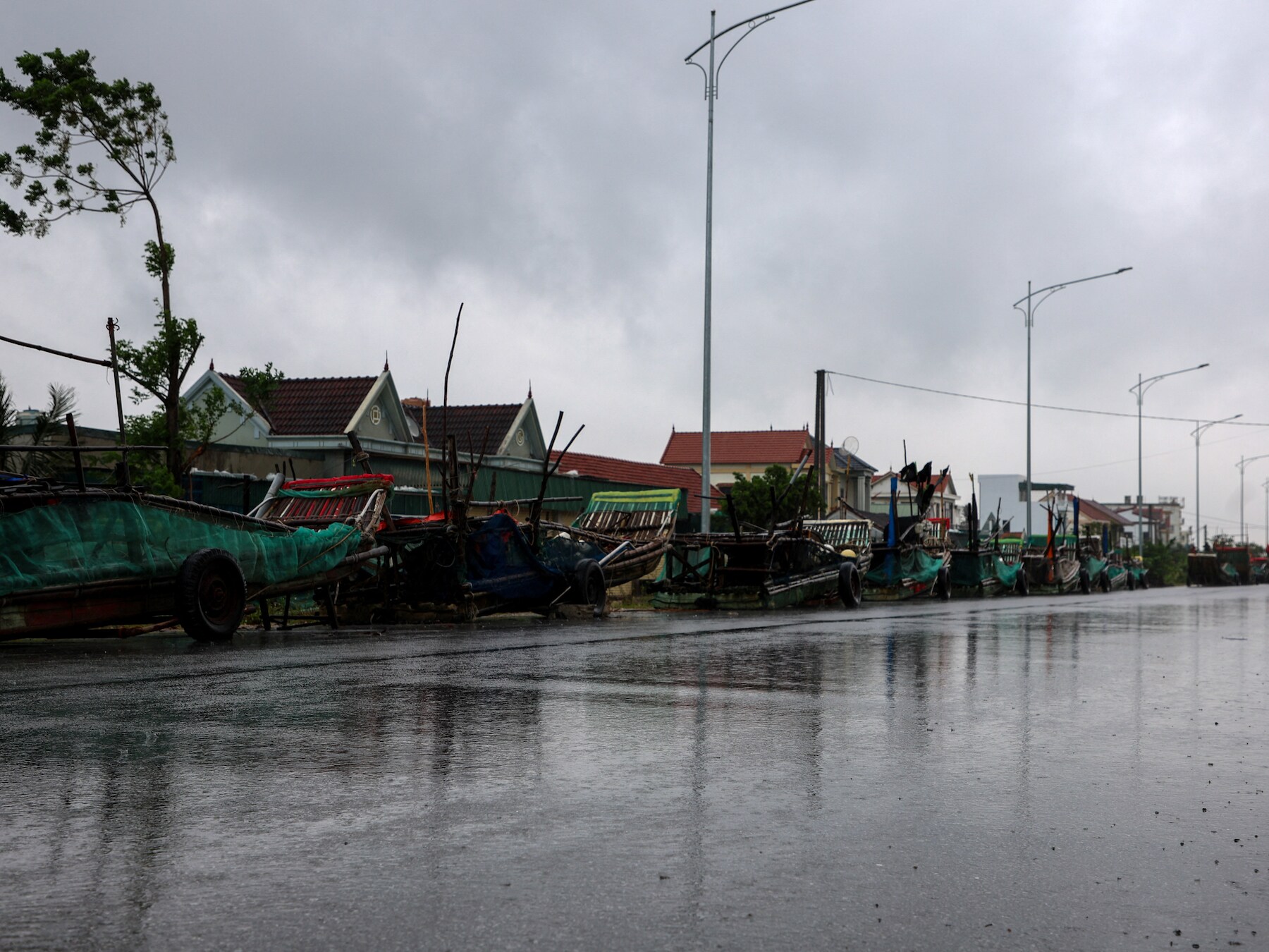 Eén dode en twaalf vermisten door tropische storm Bualoi in Vietnam