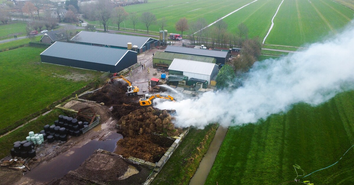 Veel rookontwikkeling door brandende stapel afval op De Hoogt in Goudriaan, woning ontruimd