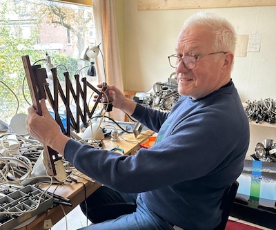 Ward (76) geeft afgedankte lampen een tweede leven: ‘Ik heb eigenlijk twee linkerhanden’