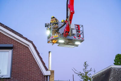 Rook uit woning in Oss door schoorsteenbrand, brandweer snel ter plaatse