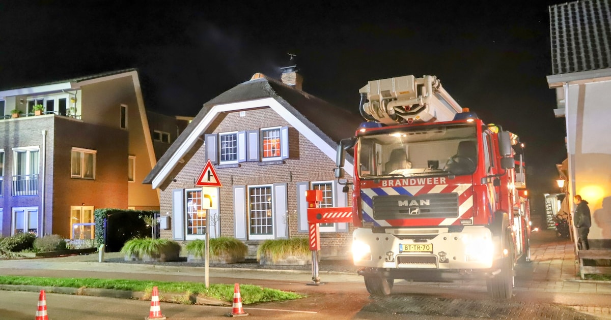 Hoogwerker ingezet bij schoorsteenbrand in Geldermalsen