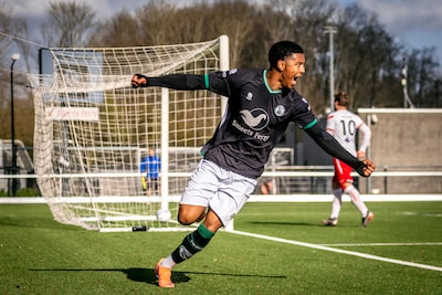Maatsen poeiert bal van 30 meter in de kruising en 16-jarige de held: lees hier al het voetbalnieuws