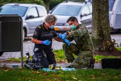 Politie doet onderzoek naar cobra en fles vloeistof in Eindhovens parkje, EOD maakt explosief onscha