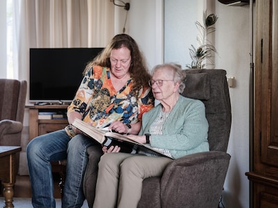 Geboren terwijl de deuren door de lucht vlogen: Roelien is al 60 jaar het ‘stormkind’ van Winterswij