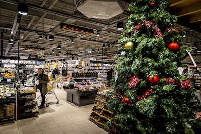 amstelveen-winkelend-publiek-in-een-supermarkt-steeds-meer-supermarkten-zijn-open-op-eerste-en-tweede-kerstdag-in-bijna-70-procent-van-de-supers-zijn-klanten-dit-jaar-welkom-voor-de-feestdagenboodschappen-anp-remko-de-waal