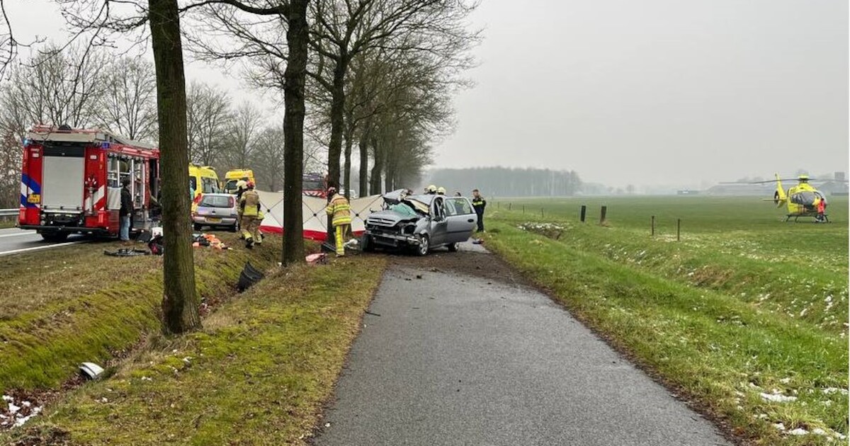 Dode bij ernstig ongeluk op N377 bij Dedemsvaart, bestuurder zwaargewond