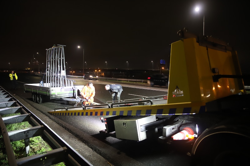 De aanhanger van de glaszetter wordt weggesleept door Rijkswaterstaat.