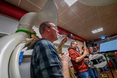 Niet te missen na loeiharde repetitie: Oudenbossche blaasband Exclusief is jarig