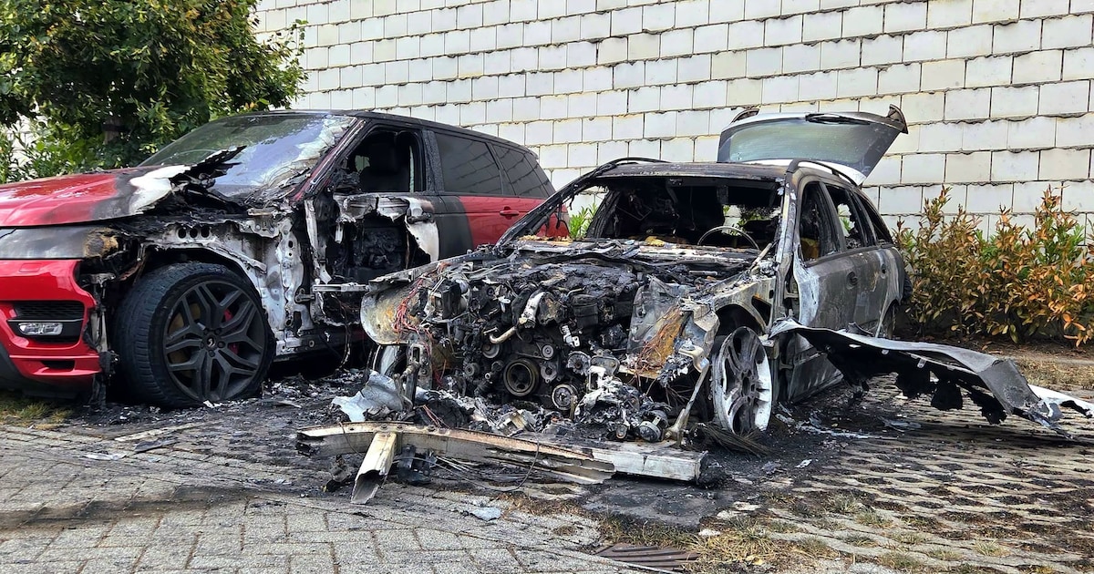 Twee auto’s grotendeels uitgebrand in Best, politie vermoedt brandstichting