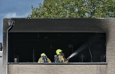 Felle brand richt grote schade aan in Tilburgse woning: gevel zwartgeblakerd